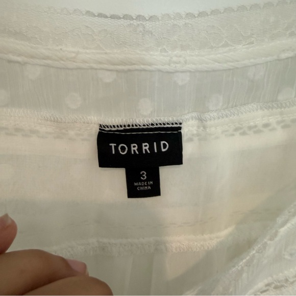 Torrid White Swiss Dot Button-Front Top Size 3 - Picture 3 of 5